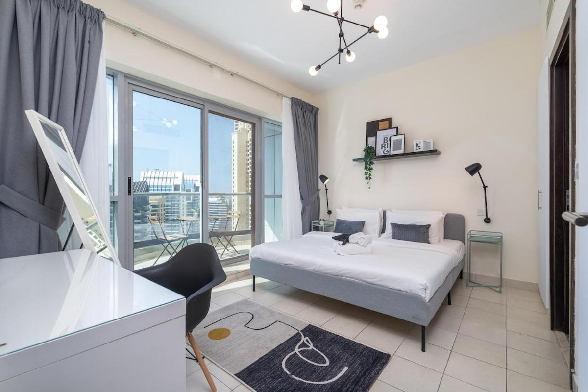Refined 1br Retreat In The Point Tower - Marina