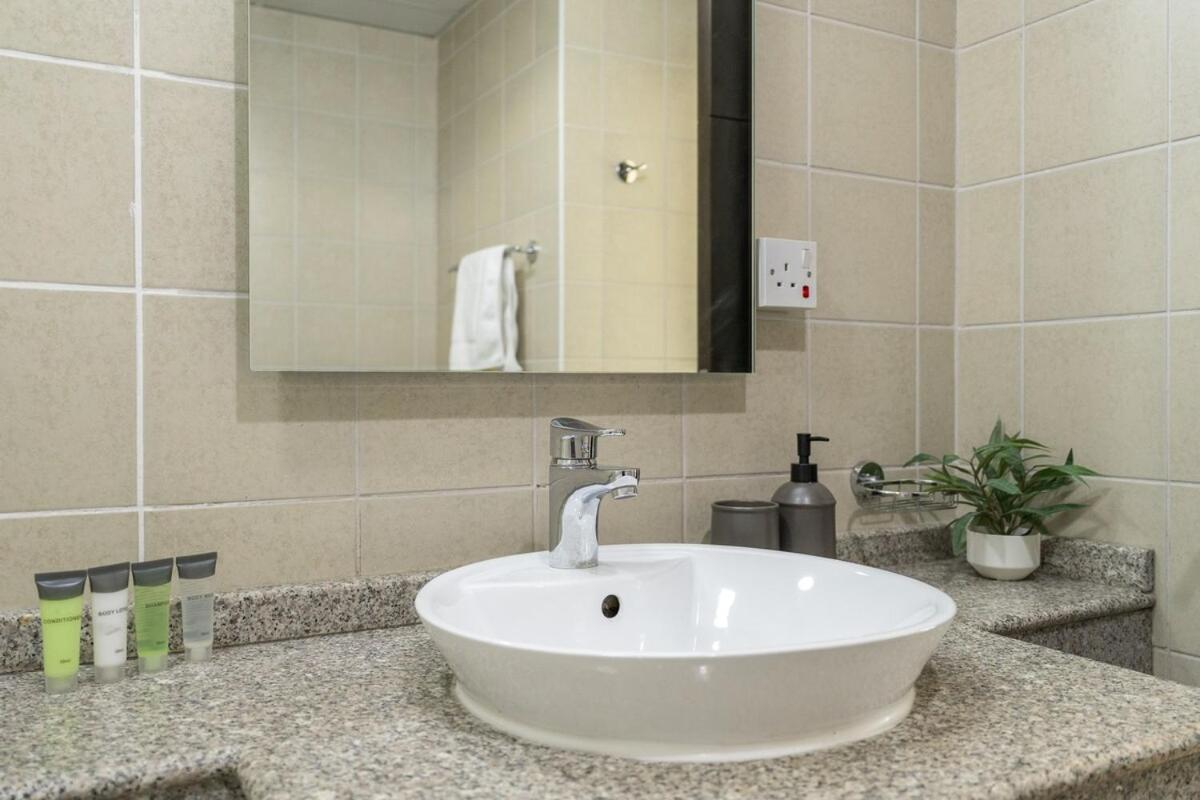 Refined 1br Retreat In The Point Tower - Marina Apartment *