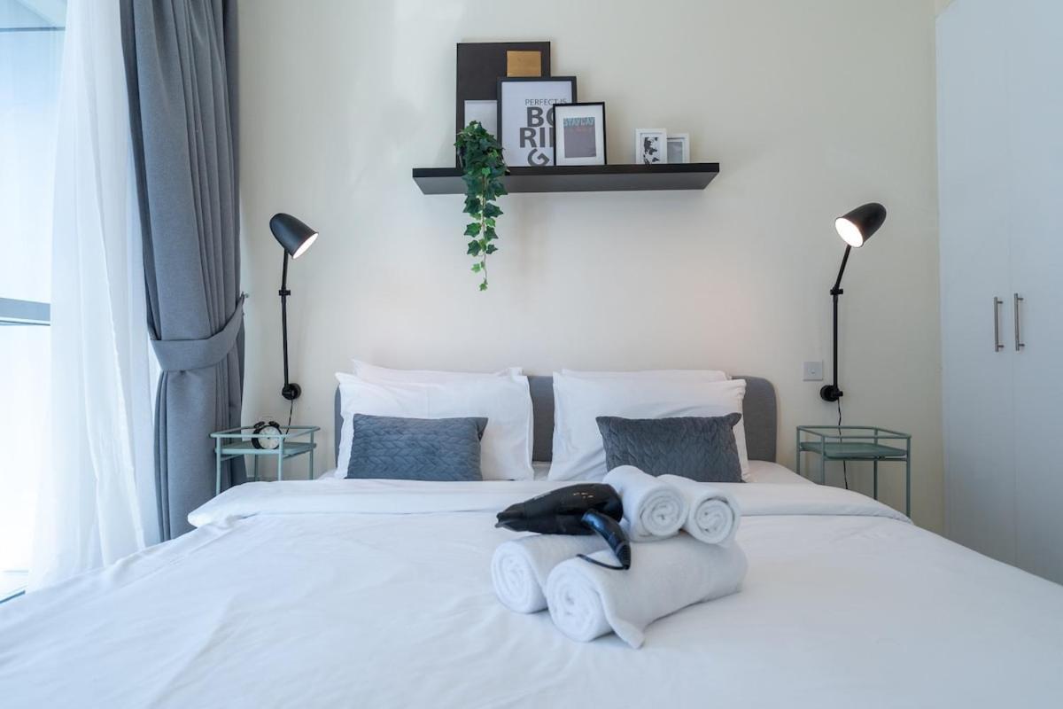 Refined 1br Retreat In The Point Tower - Marina Apartment