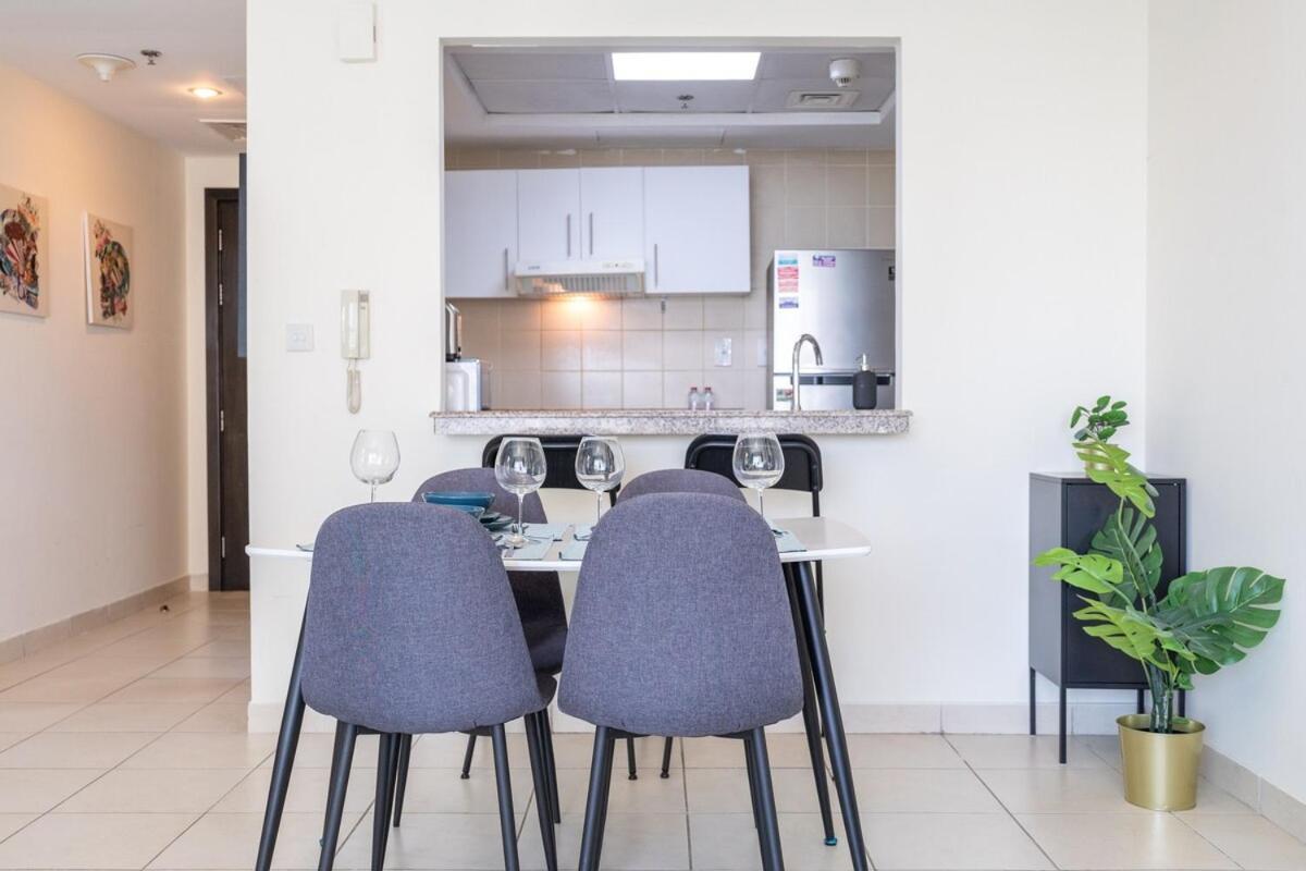 Refined 1br Retreat In The Point Tower - Marina Apartment